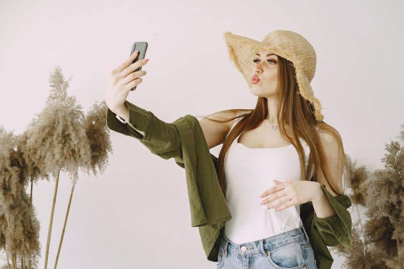 kobieta robi sobie selfie smartfonem